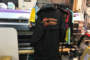 ベンチコートに刺繍。