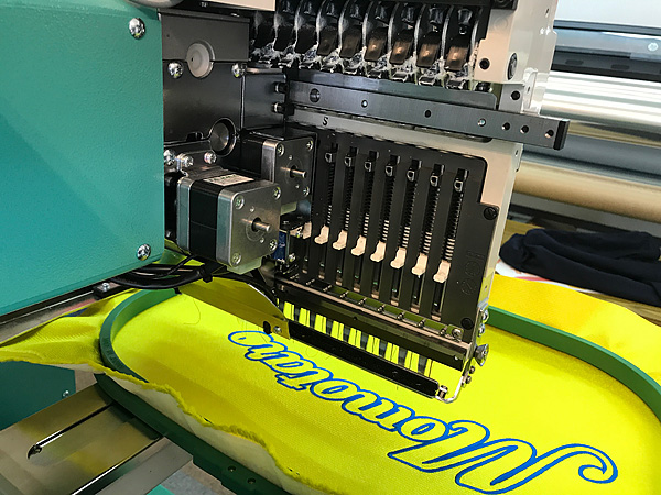 大型刺繍機の裏側