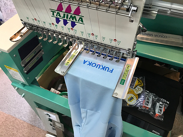 ポロシャツ袖に刺繍名入れ