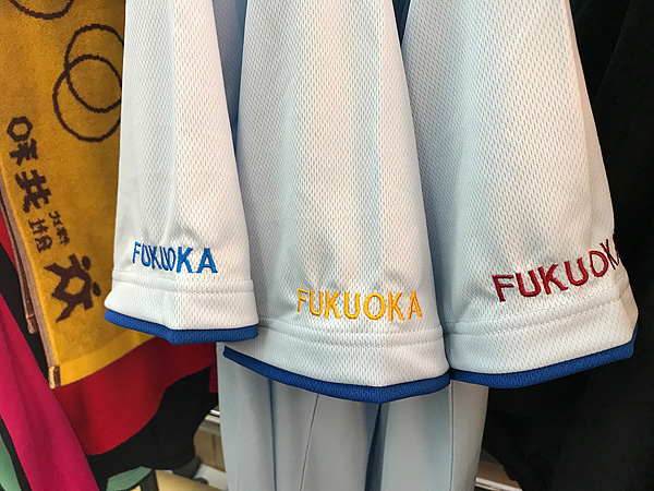 ポロシャツ袖に刺繍名入れ