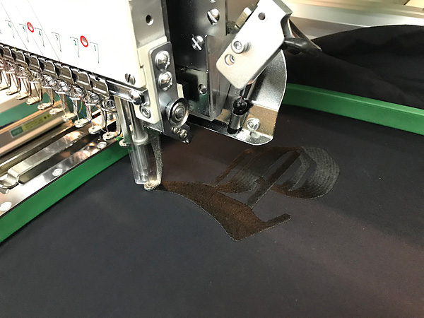 ジャンパーの背中に刺繍