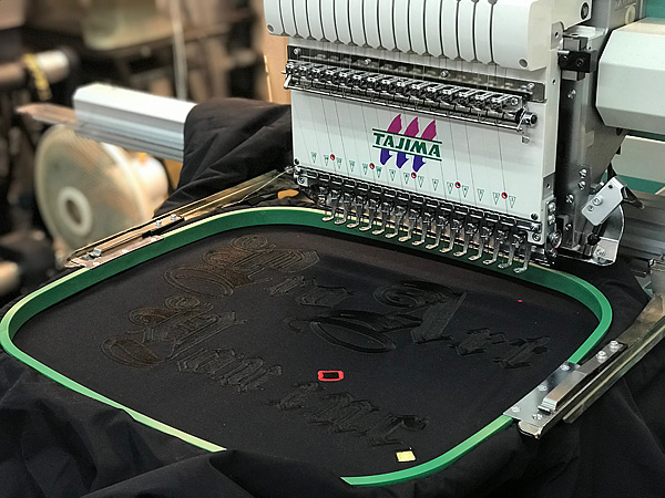 ジャンパーの背中に刺繍