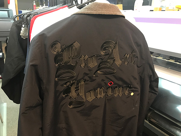 ジャンパーの背中に刺繍