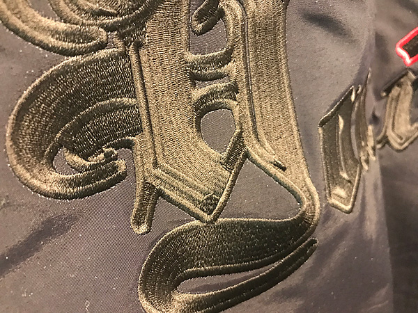 ジャンパーの背中に刺繍