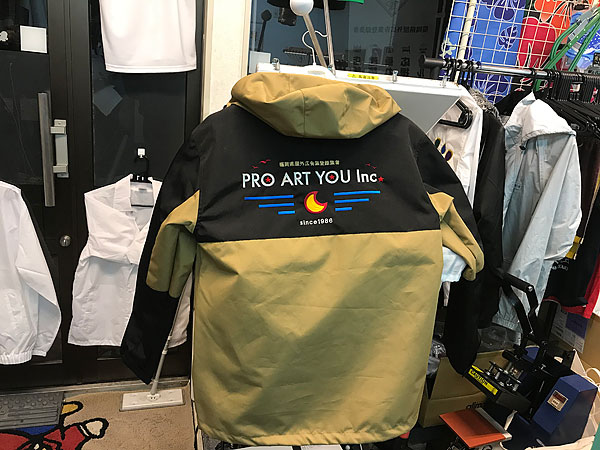 刺繍ジャンパー