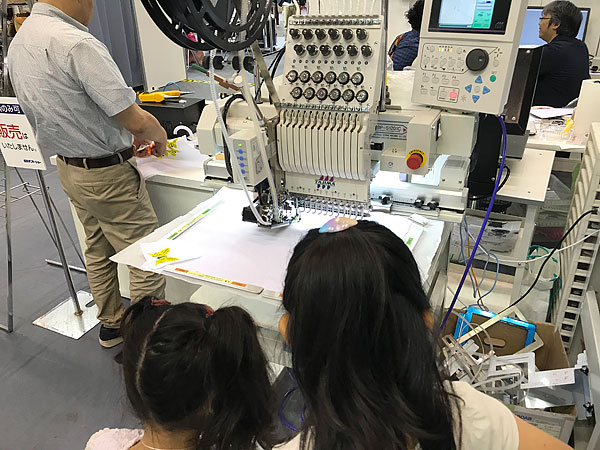 大型刺繍機