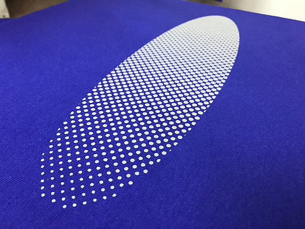 Tシャツにドット柄プリント。