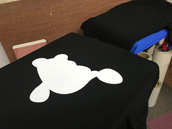 黒Ｔシャツに白印刷