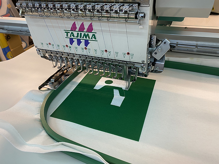 大型刺繍機