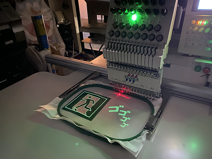 刺繍で作る非常口ピクトサイン