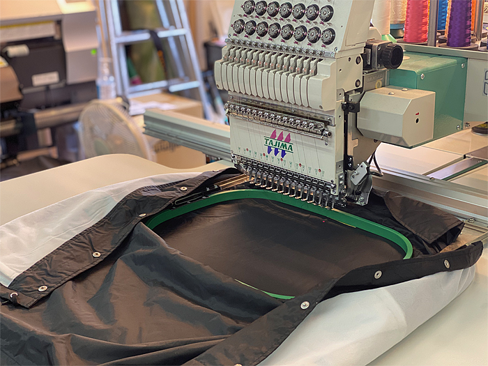 ナイロンジャンパーへ刺繍