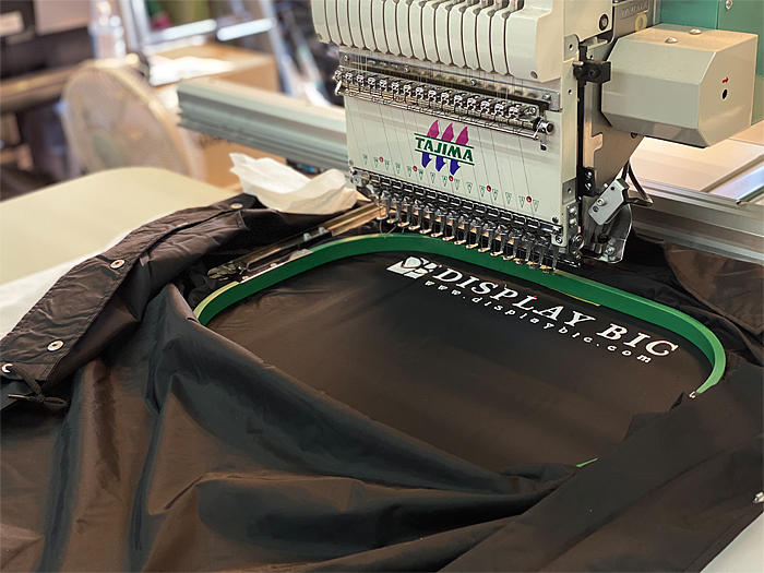 ナイロンジャンパーへ刺繍