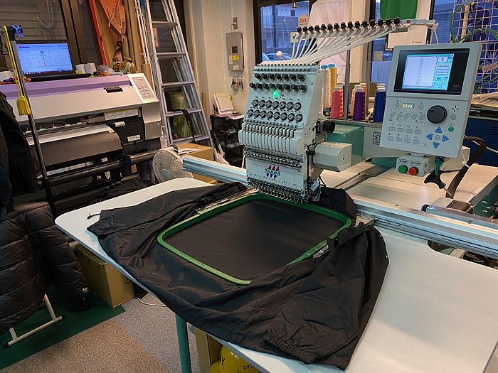 ナイロンジャンパーへ刺繍