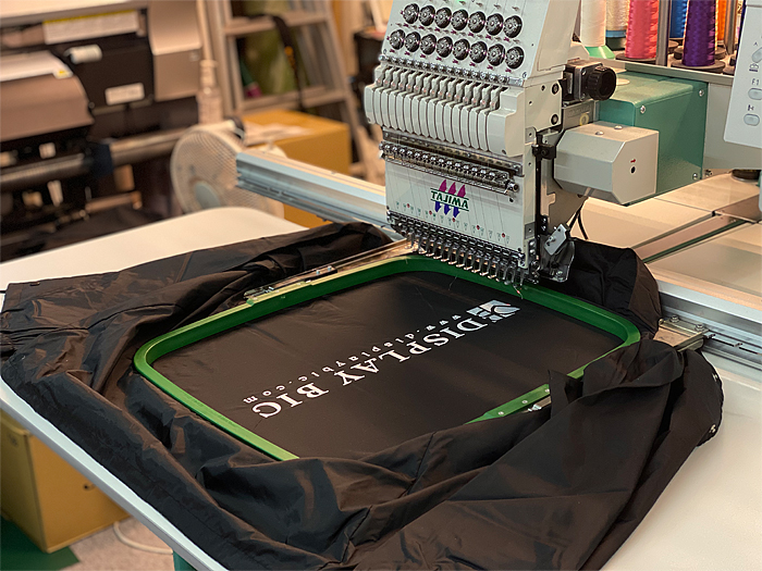 ナイロンジャンパーへ刺繍