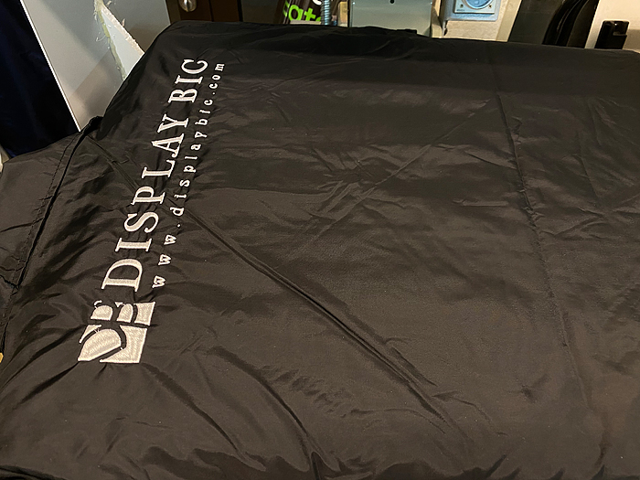 ナイロンジャンパーへ刺繍