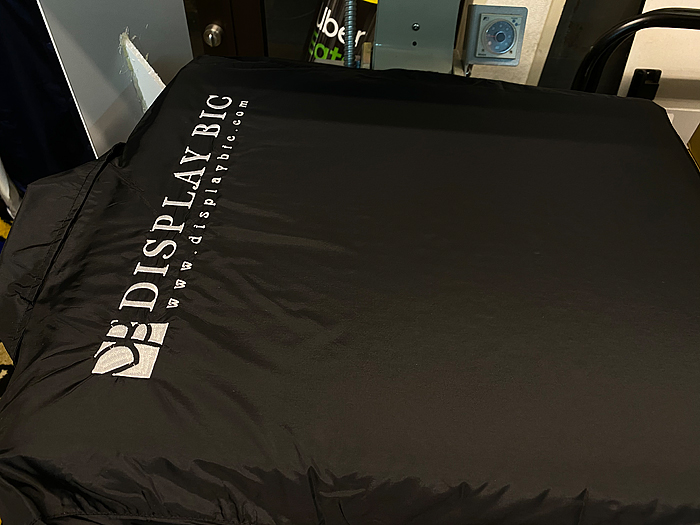 ナイロンジャンパーへ刺繍