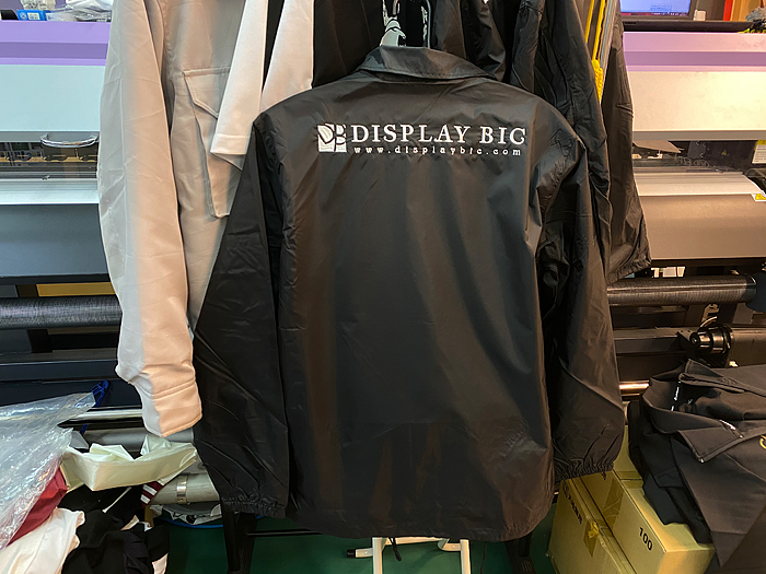 ナイロンジャンパーへ刺繍