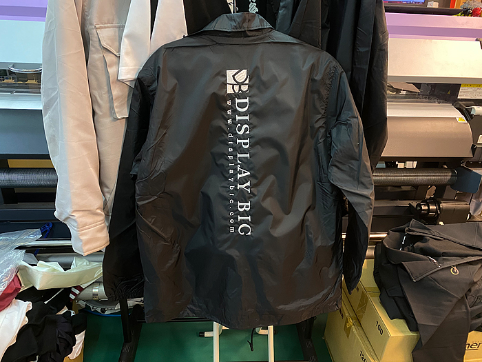 ナイロンジャンパーへ刺繍