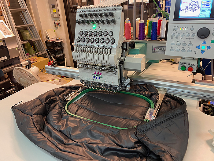 ジャンパー背中へ刺繍