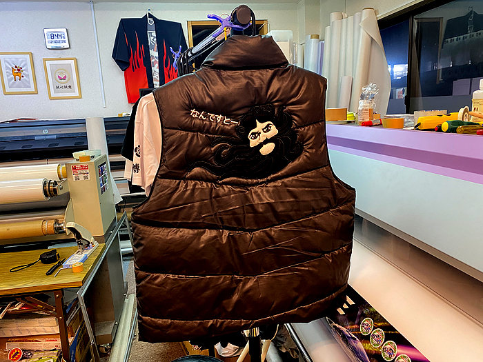 防寒チョッキ背中へ刺繍