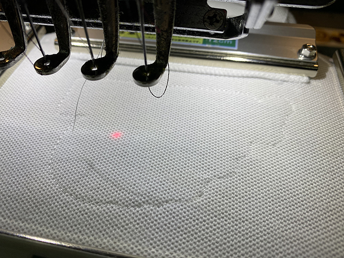 ポロシャツに縫い付ける刺繍ワッペン