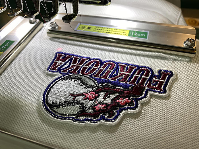 ポロシャツに縫い付ける刺繍ワッペン