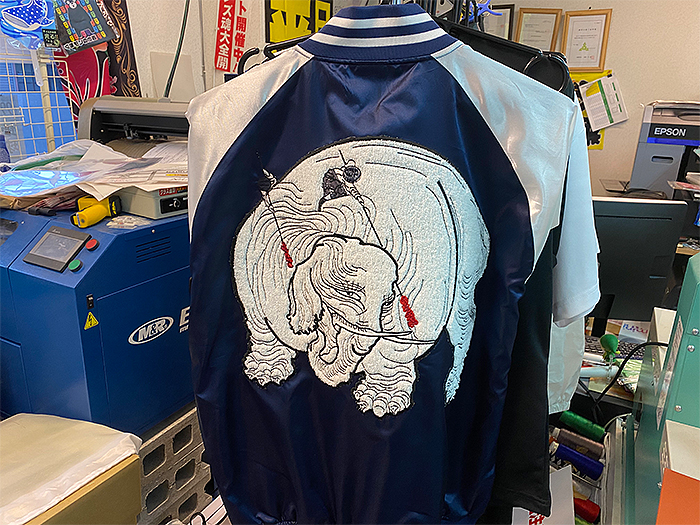 スカジャンに浮世絵刺繍