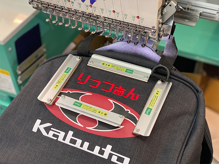 ヘルメットバッグに刺繍