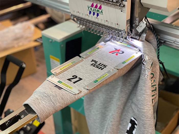 パーカーの袖に刺繍