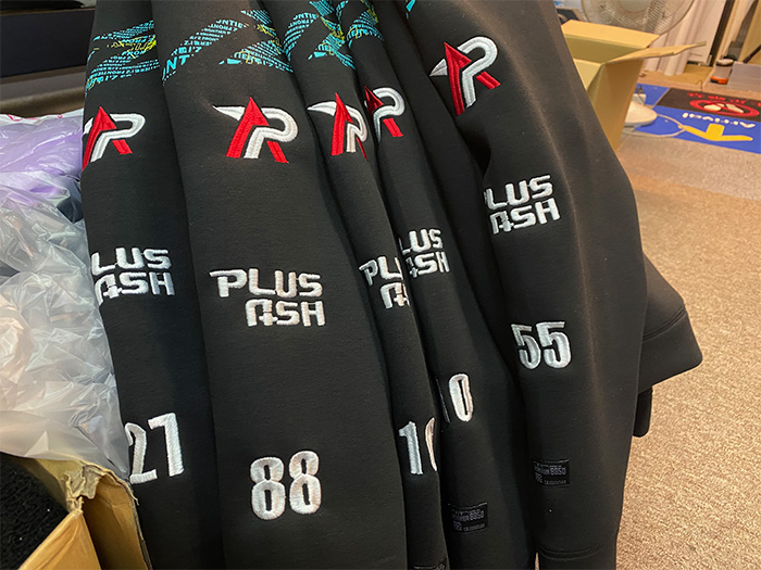 パーカーの袖に刺繍