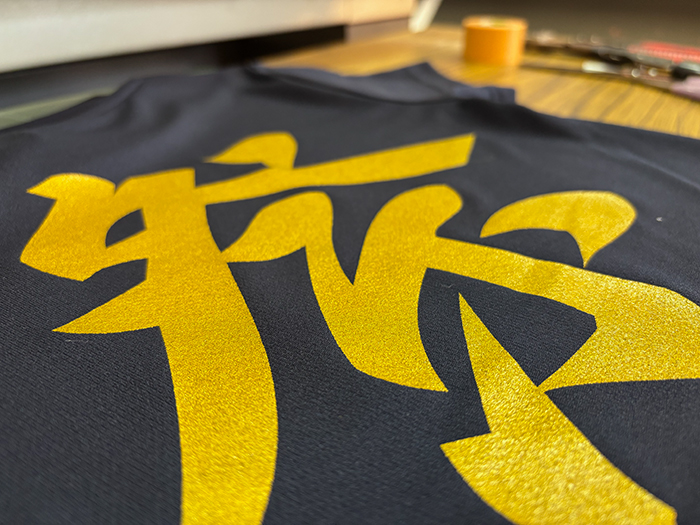 Tシャツに金色印刷